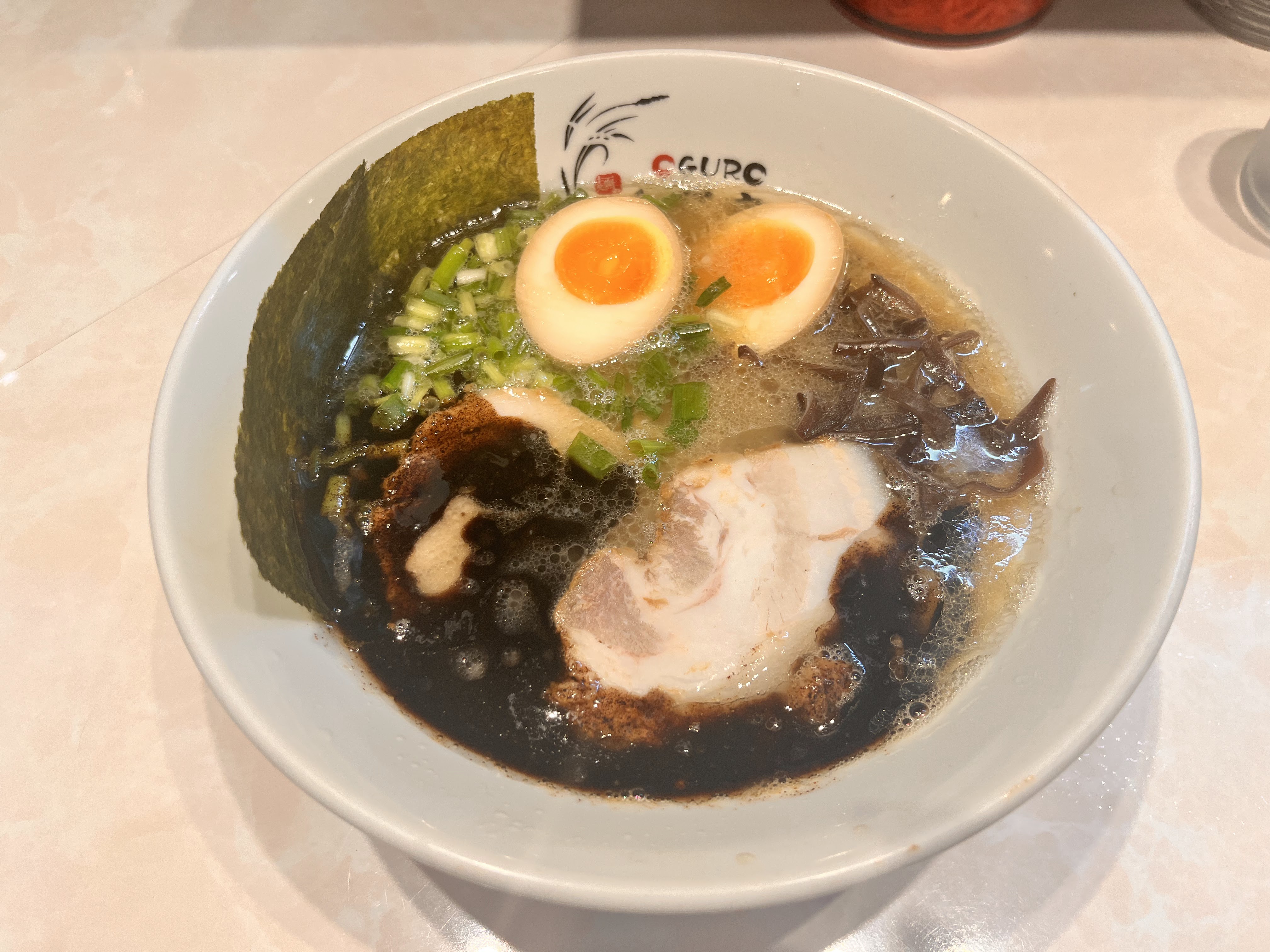 Encountered the Devilish Black in Yokohama’s Wadamachi! I’m Captivated by “Menya Oguroya’s” Black Roasted Garlic Ramen